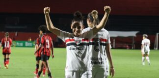 São Paulo vence Vitória e assume liderança do Brasileirão Feminino São Paulo vence Vitória e assume liderança do Brasileirão Feminino