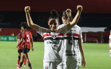São Paulo vence Vitória e assume liderança do Brasileirão Feminino São Paulo vence Vitória e assume liderança do Brasileirão Feminino