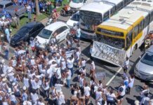 VÍDEO: Manifestantes Chegam Ao Parque De Exposições E Cobram Justiça Por Léo Lanches; Trânsito Na Região é Afetado VÍDEO: Manifestantes Chegam Ao Parque De Exposições E Cobram Justiça Por Léo Lanches; Trânsito Na Região é Afetado