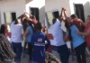 VÍDEO: Mulher Entra Em Escola Com Faca E Funcionários Separam Briga VÍDEO: Mulher Entra Em Escola Com Faca E Funcionários Separam Briga
