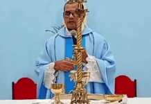 Vídeo: Tiroteio Interrompe Missa Em Lauro De Freitas E Padre Tranquiliza Fiéis Vídeo: Tiroteio Interrompe Missa Em Lauro De Freitas E Padre Tranquiliza Fiéis