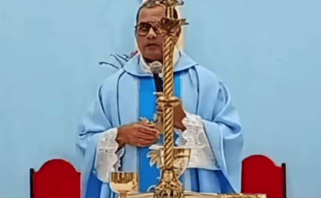 Vídeo: Tiroteio Interrompe Missa Em Lauro De Freitas E Padre Tranquiliza Fiéis Vídeo: Tiroteio Interrompe Missa Em Lauro De Freitas E Padre Tranquiliza Fiéis