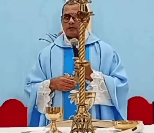 Vídeo: Tiroteio Interrompe Missa Em Lauro De Freitas E Padre Tranquiliza Fiéis Vídeo: Tiroteio Interrompe Missa Em Lauro De Freitas E Padre Tranquiliza Fiéis