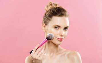 Anti-blush: tendência de beleza pede visual natural e menos “chinelada”