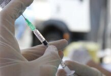 Paulistanos enfrentam filas para tomar vacina contra sarampo