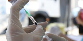 Paulistanos enfrentam filas para tomar vacina contra sarampo