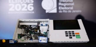 Urna eletrônica é aberta em transmissão ao vivo pela primeira vez