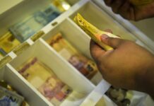 Trabalhadores nascidos em novembro e dezembro recebem abono salarial