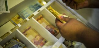 Trabalhadores nascidos em novembro e dezembro recebem abono salarial