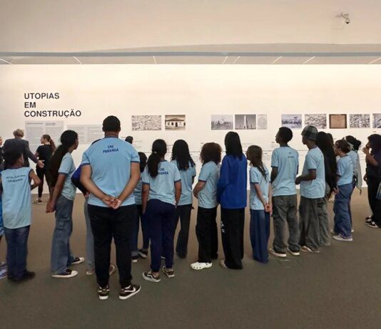 Alunos do Itapoã e Ceilândia visitam a mostra Utopias em construção