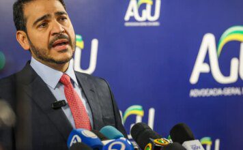 AGU pede que Fachin suspenda decisão que afastou diretor da PF