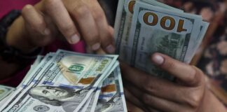 Dólar fecha abaixo de R$ 5 pela primeira vez desde maio