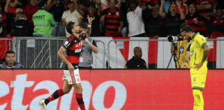 Flamengo vence e fica a um ponto do Palmeiras, líder do Brasileirão Flamengo vence e fica a um ponto do Palmeiras, líder do Brasileirão