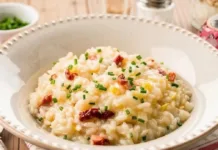 Risoto de bacon cremoso para dois: pronto em 40 minutos