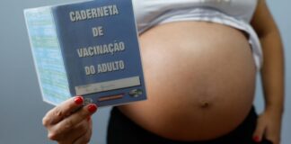 Resistência às vacinas contra gripe e covid coloca gestantes em risco