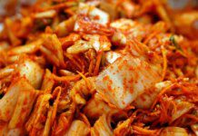 Tendência gastronômica coreana, kimchi beneficia o intestino; faça em casa