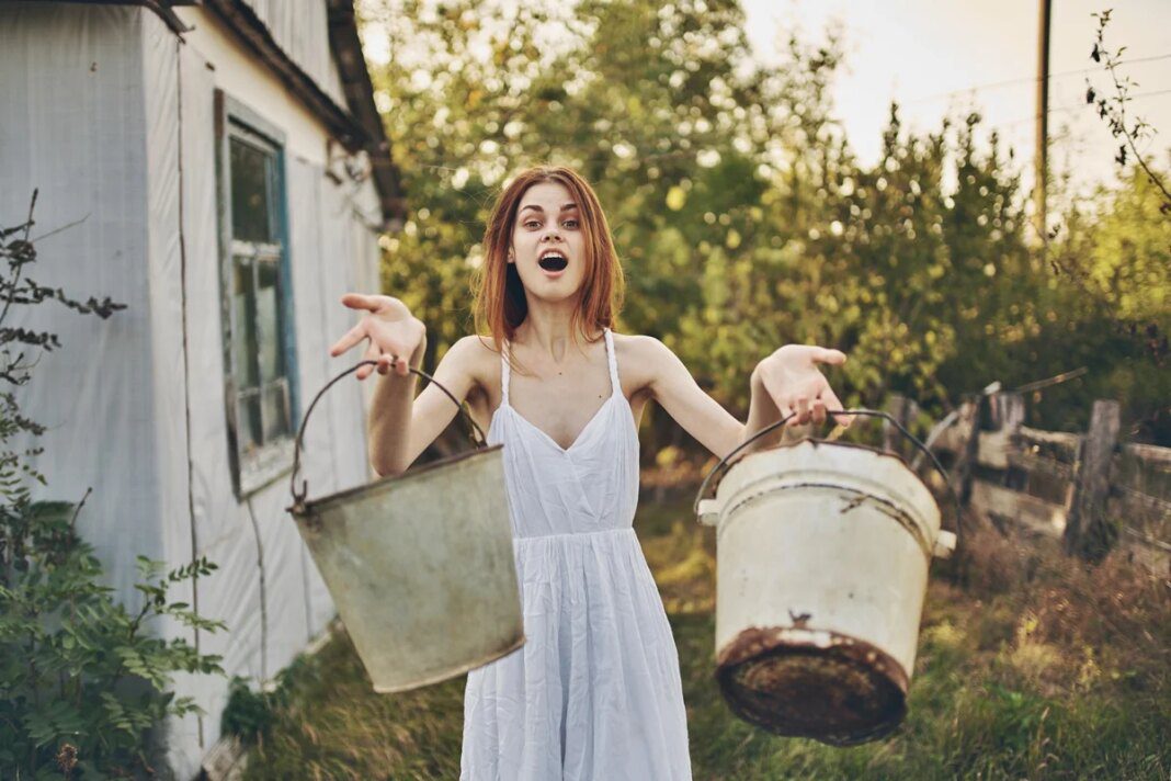 mulher-com-baldes.jpg