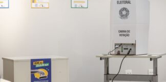 Número de brasileiros aptos a votar no exterior quase dobra