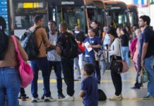 Setor de serviços fica estável em julho e sobe 2,4% em 12 meses