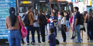 Setor de serviços fica estável em julho e sobe 2,4% em 12 meses