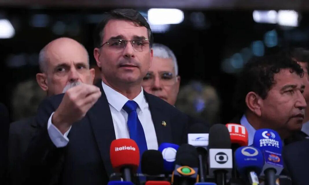 1793139125_flavio-bolsonaro.jpg