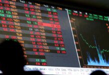 Dólar cai a R$ 5, e bolsa sobe quase 8% após primeiro turno