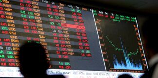 Dólar cai a R$ 5, e bolsa sobe quase 8% após primeiro turno