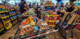 Prévia da inflação de outubro fica em 0,32%, puxada por alimentos
