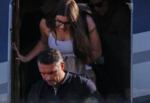 Em fuga, Flávio Bolsonaro desembarca nos EUA com a família