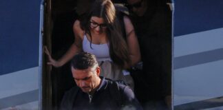 Em fuga, Flávio Bolsonaro desembarca nos EUA com a família