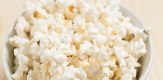 Pipoca é low carb? Emagrece? O que diz uma nutricionista sobre o quitute