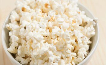 Pipoca é low carb? Emagrece? O que diz uma nutricionista sobre o quitute