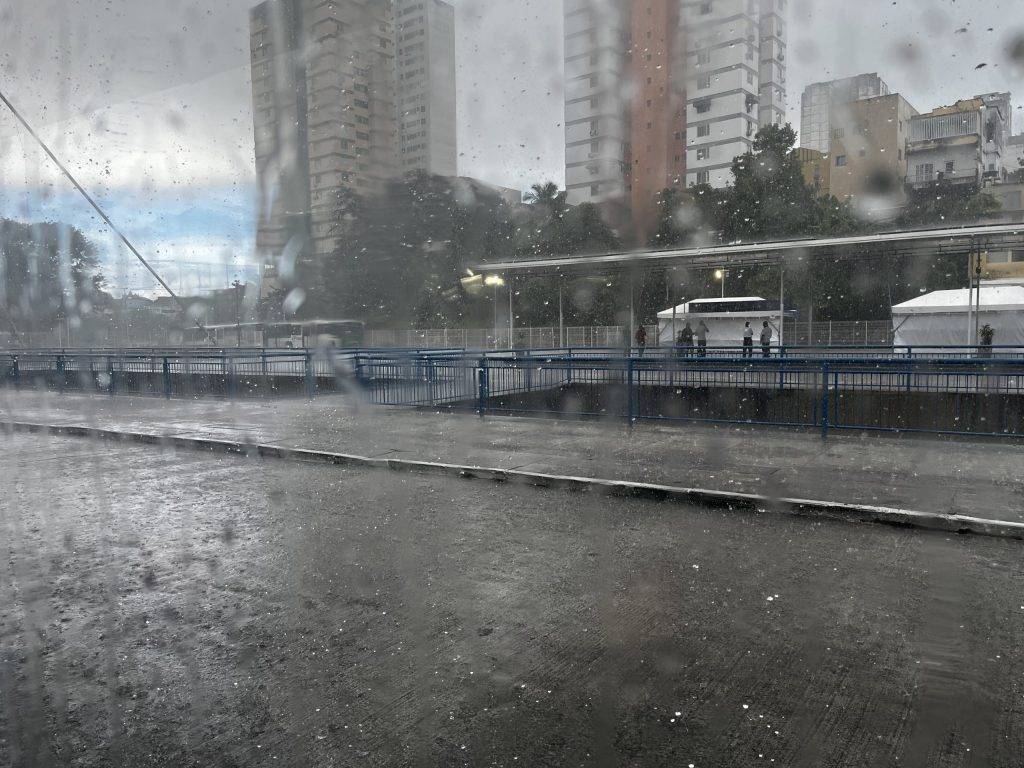 Chuva, Ventos Fortes E Granizo: 139 Cidades Da Bahia Estão Chuva, Ventos Fortes E Granizo: 139 Cidades Da Bahia Estão Sob Alerta