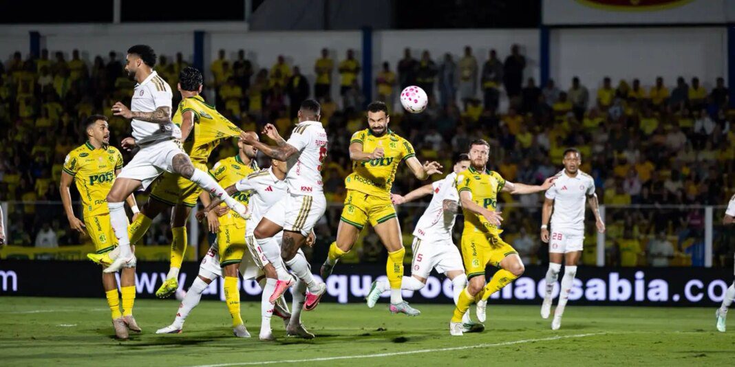 Com um a mais, Mirassol vence e complica Internacional no Com um a mais, Mirassol vence e complica Internacional no Brasileirão